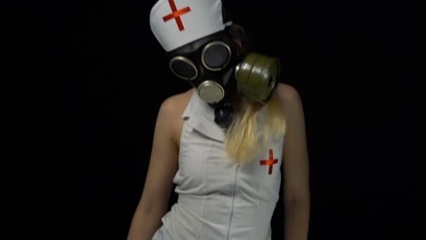 Sexy infermiera bionda in maschera antigas — Video Stock