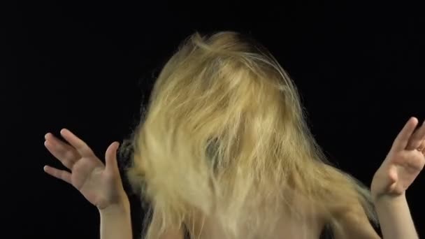 Dancing girl shaking head — Stock Video