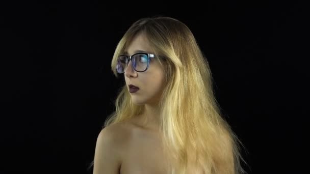 Angst vor blonder Frau — Stockvideo