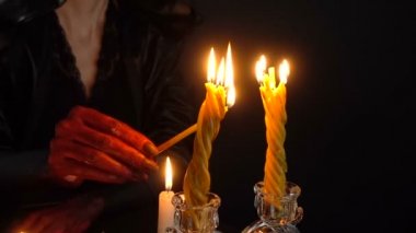 Kız kan ile ışık mumlar eller