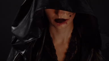 Kız kan ile ağız dokunmadan eller