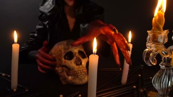 Mujer con cráneo y velas — Vídeo de stock