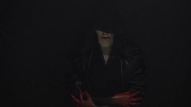 Kan elleri ile siyah başlıklı kız