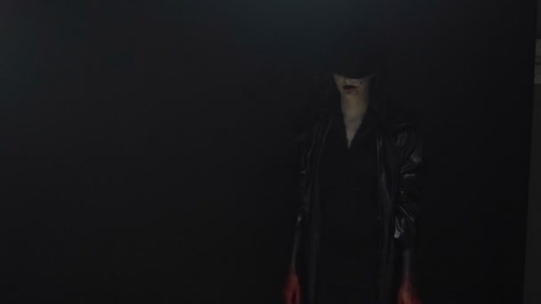 Mujer de abrigo con capucha negra — Vídeo de stock
