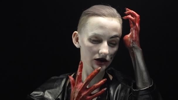 Chica con manos de sangre tocando la cara — Vídeo de stock