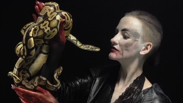 Woman in image holding two pythons — Stock Video