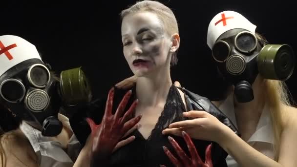 Mulheres sexuais em máscara de gás e mulher em preto — Vídeo de Stock