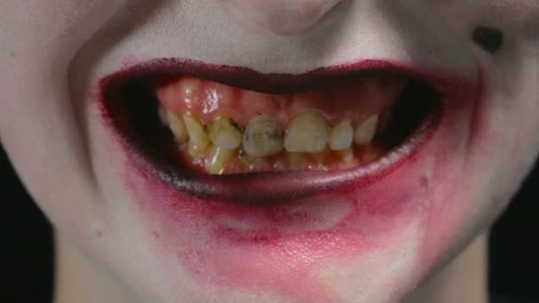 Lápiz labial untado y sonrisa de horror — Vídeos de Stock