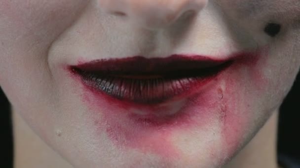 Chica con lápiz labial untado y sonrisa de horror — Vídeos de Stock