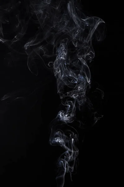 Белый изолированный дым аромастика — стоковое фото