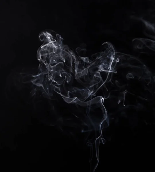 Белый дым от тлеющей ароматной палочки — стоковое фото