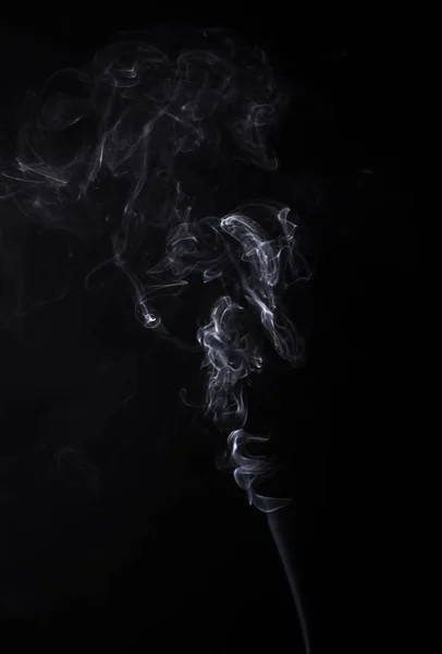 Smoky na białym tle wir tlące się aromastick — Zdjęcie stockowe