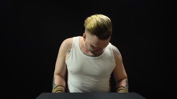 Muž s blond vlasy připoutal ke křeslu — Stock video