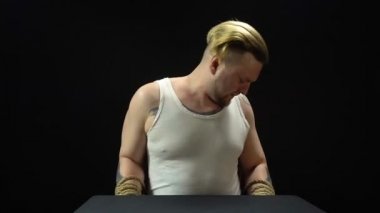 Rehine sandalyeye bağladı