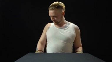 Kaçırılan rehine sandalyeye bağladı