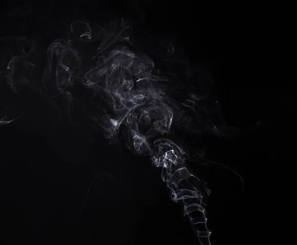 烟熏香气棒的孤立烟雾波 — 图库照片