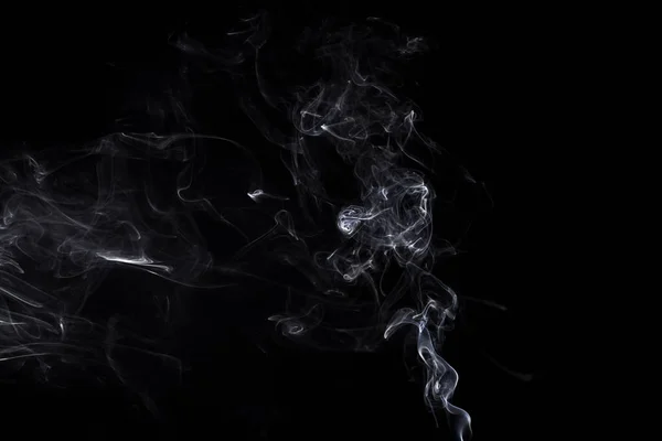 Ondas fumegantes isoladas de aromastick ardente — Fotografia de Stock