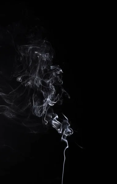 Ізольовані димчасті хвилі палаючої палички аромату — стокове фото