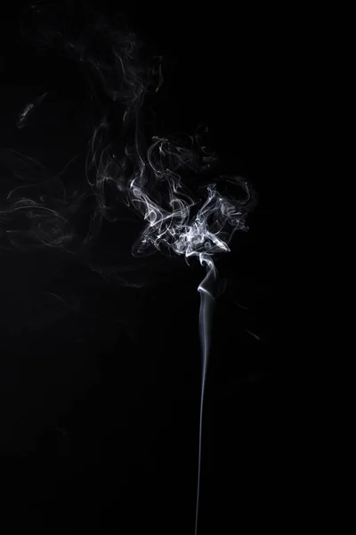 아로마 스틱 타는 수직 연기가 자욱한 파도 — 스톡 사진