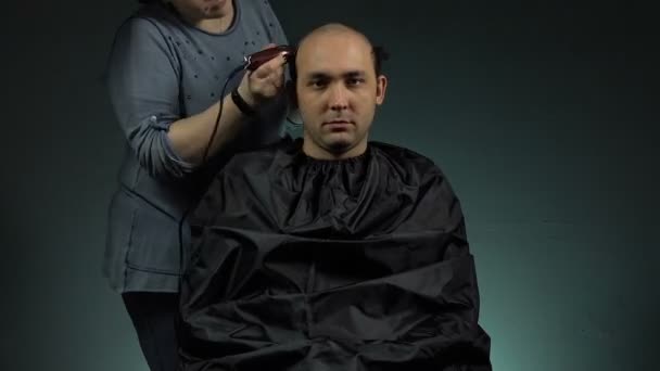 Peluquero afeitado soldado — Vídeo de stock