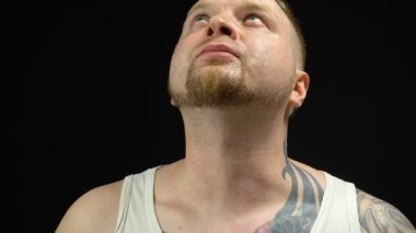 Yazık ki sarışın adam bir panik içinde