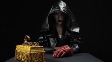 Korku kutusuyla siyah başlıklı kız