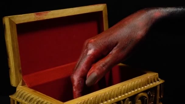 Жінки кровопролитні руки, які торкаються поповзання личинок — стокове відео