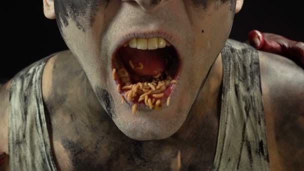 Madness man eating maggots — Stock Video