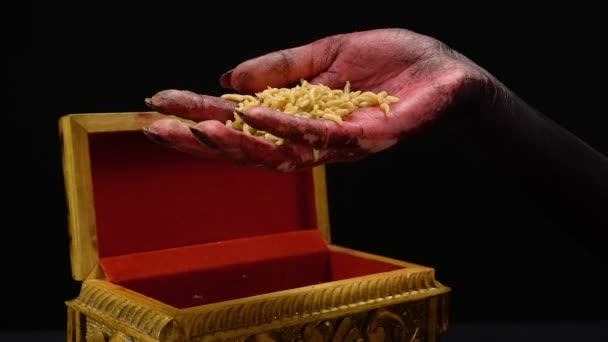 Fille touchant asticots 