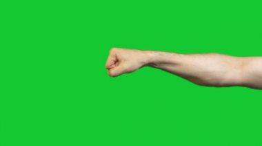 Erkek yumruk jest yeşil zemin üzerine