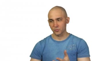 Kel adam beyaz arka plan üzerinde konuşuyor