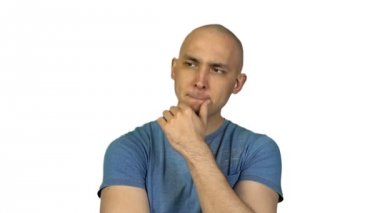 Beyaz arka plan üzerinde şaşkın kel adam