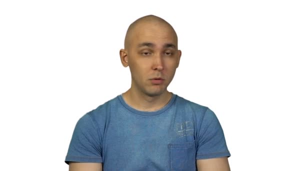 Ospalý holohlavý muž na bílém pozadí — Stock video
