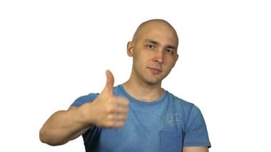 Beyaz arka planda gösteren başparmak kel adam