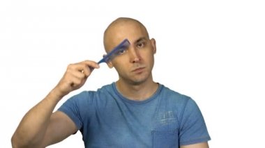 Beyaz arka plan üzerinde kafa kel adam fırçalama