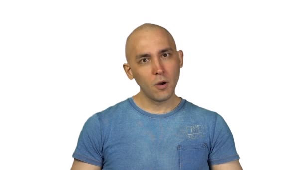 Vinnande av skallig man på vit bakgrund — Stockvideo