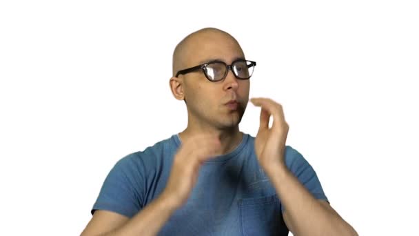 Spogliarsi occhiali uomo calvo su sfondo bianco — Video Stock