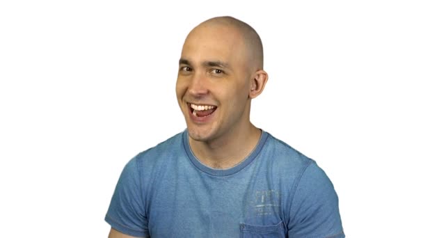 Mluvení Ano holohlavý muž na bílém pozadí — Stock video