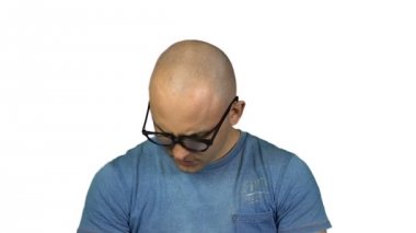 Soyunma Gözlük Genç kel adam beyaz arka plan üzerinde