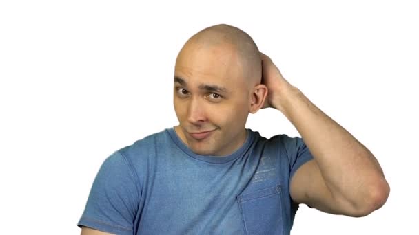 Att röra huvud skallig man på vit bakgrund — Stockvideo