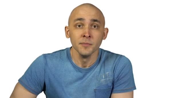 Förvånad ung skallig man på vit bakgrund — Stockvideo