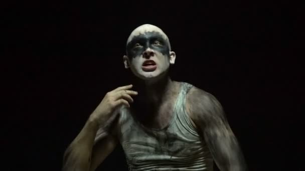 黑屋子里的激进怪人秃头男子 — 图库视频影像