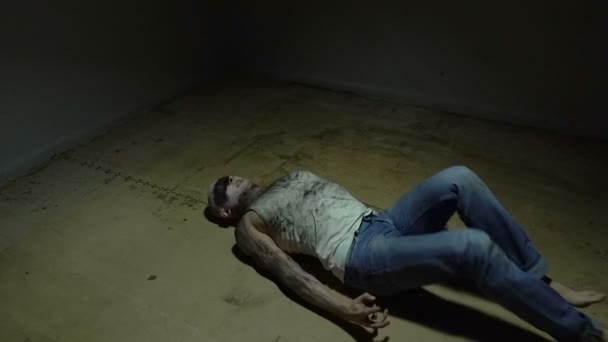 Ležící holohlavý muž v pokoji — Stock video