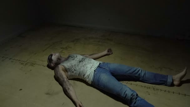 Deitado homem careca psicopata no quarto — Vídeo de Stock