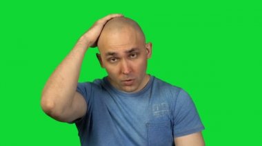 Yeşil zemin üzerine genç kel adam