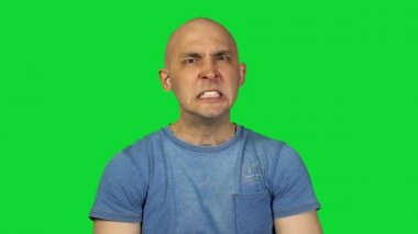 Yeşil arka plan üzerinde kel adam bağırıyor