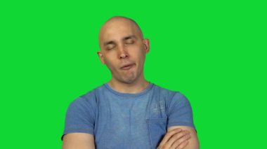 Yeşil zemin üzerine şüpheci kel adam