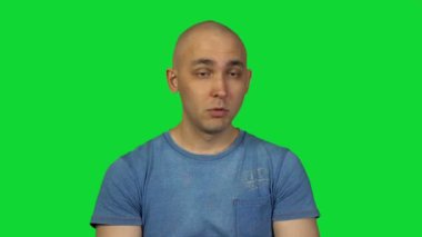 Yeşil arka plan üzerinde uykulu kel adam