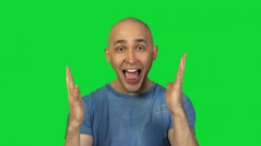 Mutlu genç kel adam yeşil zemin üzerine