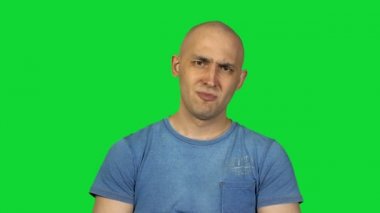 Yeşil zemin üzerine acı dolu kel adam